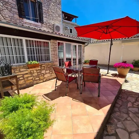 Holiday home Istrska Kamnita Hisa Soncni *