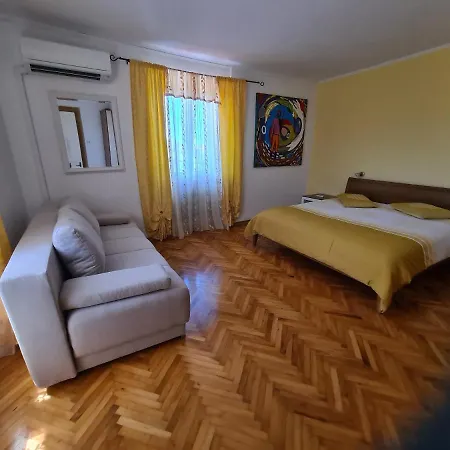 Holiday home Istrska Kamnita Hisa Soncni *